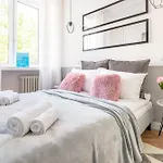 Elegant In Center With A Balcony By Renters Apartment *