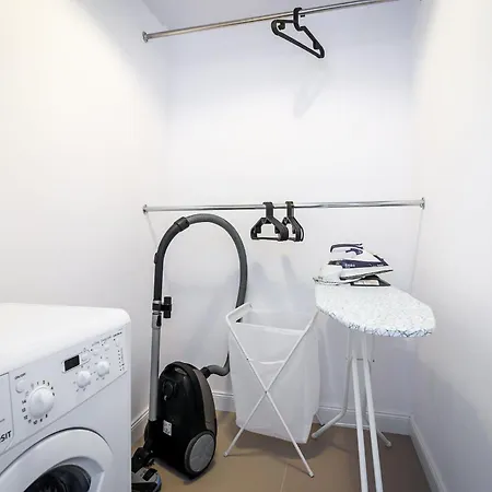 Elegant In Center With A Balcony By Renters Appartement *