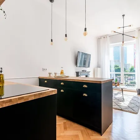 Elegant In Center With A Balcony By Renters *