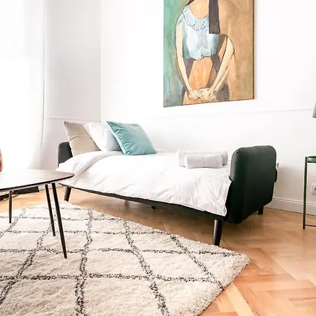 Elegant In Center With A Balcony By Renters *