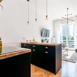 Elegant In Center With A Balcony By Renters *