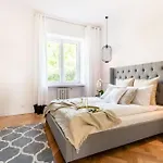 Elegant In Center With A Balcony By Renters Appartement