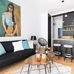 Elegant In Center With A Balcony By Renters Appartement *