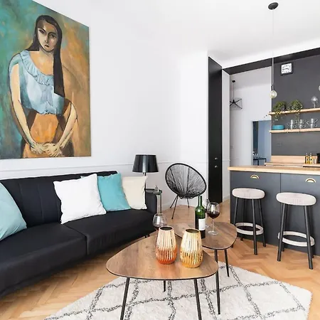 Elegant In Center With A Balcony By Renters Apartment *